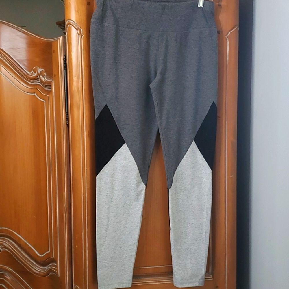 Athletic gry/black leggings. Size large. Great work out pants.